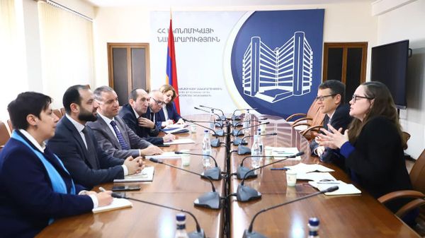 Министр экономики Ваан Керобян принял временного поверенного в делах США в Армении Чипа Лейтинена и начальника политического и экономического отдела посольства США Элисон Ханну (28 ноября 2022). Еревaн - Sputnik Армения
