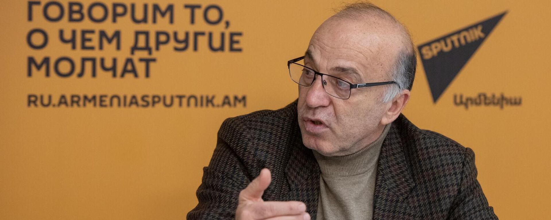 Глава исследовательского центра Альтернатива Татул Манасян на пресс-конференции Бюджет Армении – 2023. Плюсы и минусы (29 ноября 2022). Еревaн - Sputnik Армения, 1920, 29.11.2022