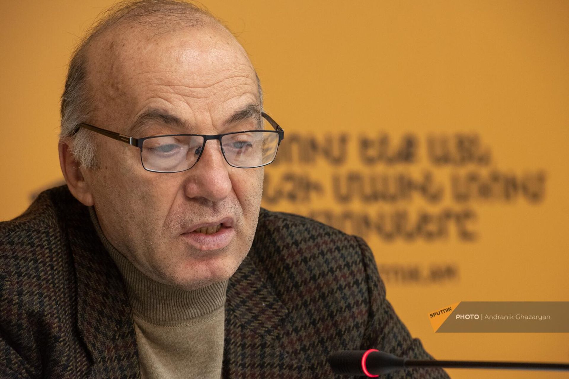 Глава исследовательского центра Альтернатива Татул Манасян на пресс-конференции Бюджет Армении – 2023. Плюсы и минусы (29 ноября 2022). Еревaн - Sputnik Армения, 1920, 29.11.2022