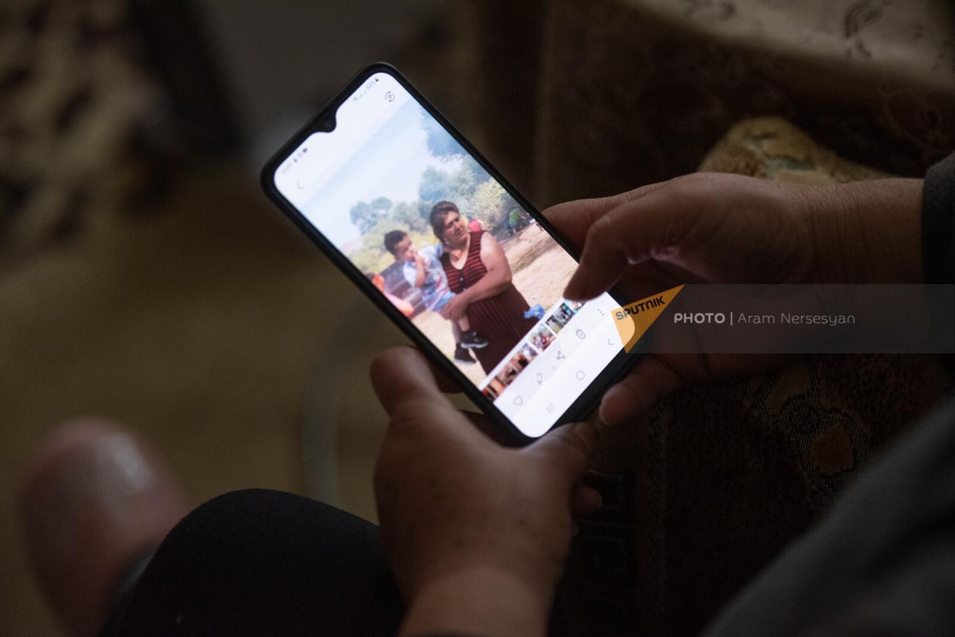 Переехавшая из Кашатаха в Джермук Тамара Мовсисян показывает фотографии своего дома в селе Урекан - Sputnik Արմենիա, 1920, 30.11.2022