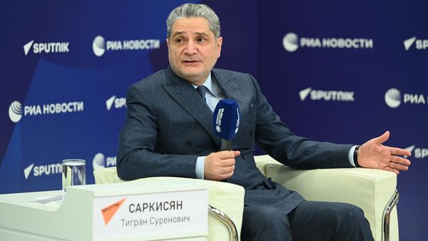 Заместитель председателя правления Евразийского банка развития, куратор Фонда цифровых инициатив Тигран Саркисян во время видеомоста, посвященного конкурсу проектов Фонда цифровых инициатив ЕАБР (30 ноября 2022). Москвa - Sputnik Армения