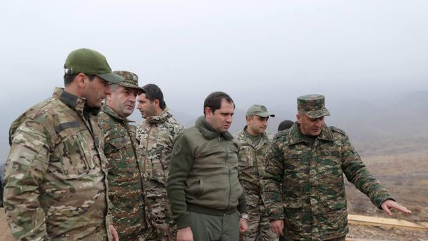 Министр обороны Сурен Папикян и начальник Генштаба ВС РА Эдуард Асрян наблюдают за работами, проводимыми на полевых объектах - Sputnik Армения