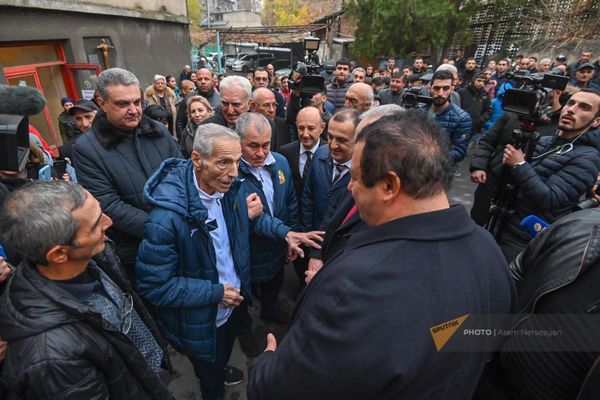 Ալբերտ Ազարյանը մասնակցել է իր արձանի բացմանը - Sputnik Արմենիա