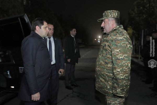 Սուրեն Պապիկյանը ԶՈւ ԳՇ պետ Էդվարդ Ասրյանի ուղեկցությամբ այցելել է ՊՆ N զորամաս - Sputnik Արմենիա
