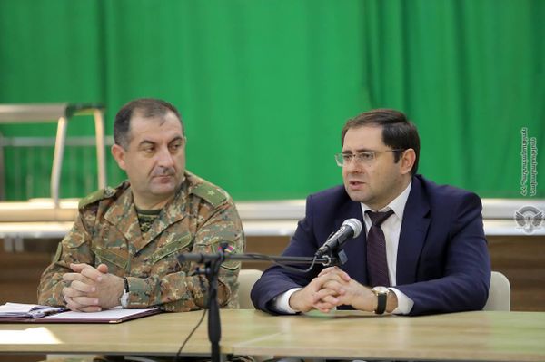Սուրեն Պապիկյանը ԶՈւ ԳՇ պետ Էդվարդ Ասրյանի ուղեկցությամբ այցելել է ՊՆ N զորամաս - Sputnik Արմենիա