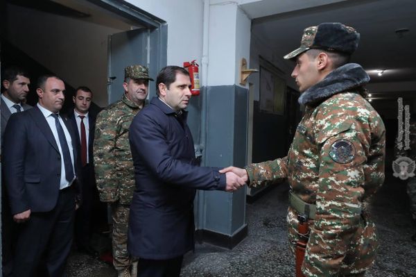 Սուրեն Պապիկյանը ԶՈւ ԳՇ պետ Էդվարդ Ասրյանի ուղեկցությամբ այցելել է ՊՆ N զորամաս - Sputnik Արմենիա
