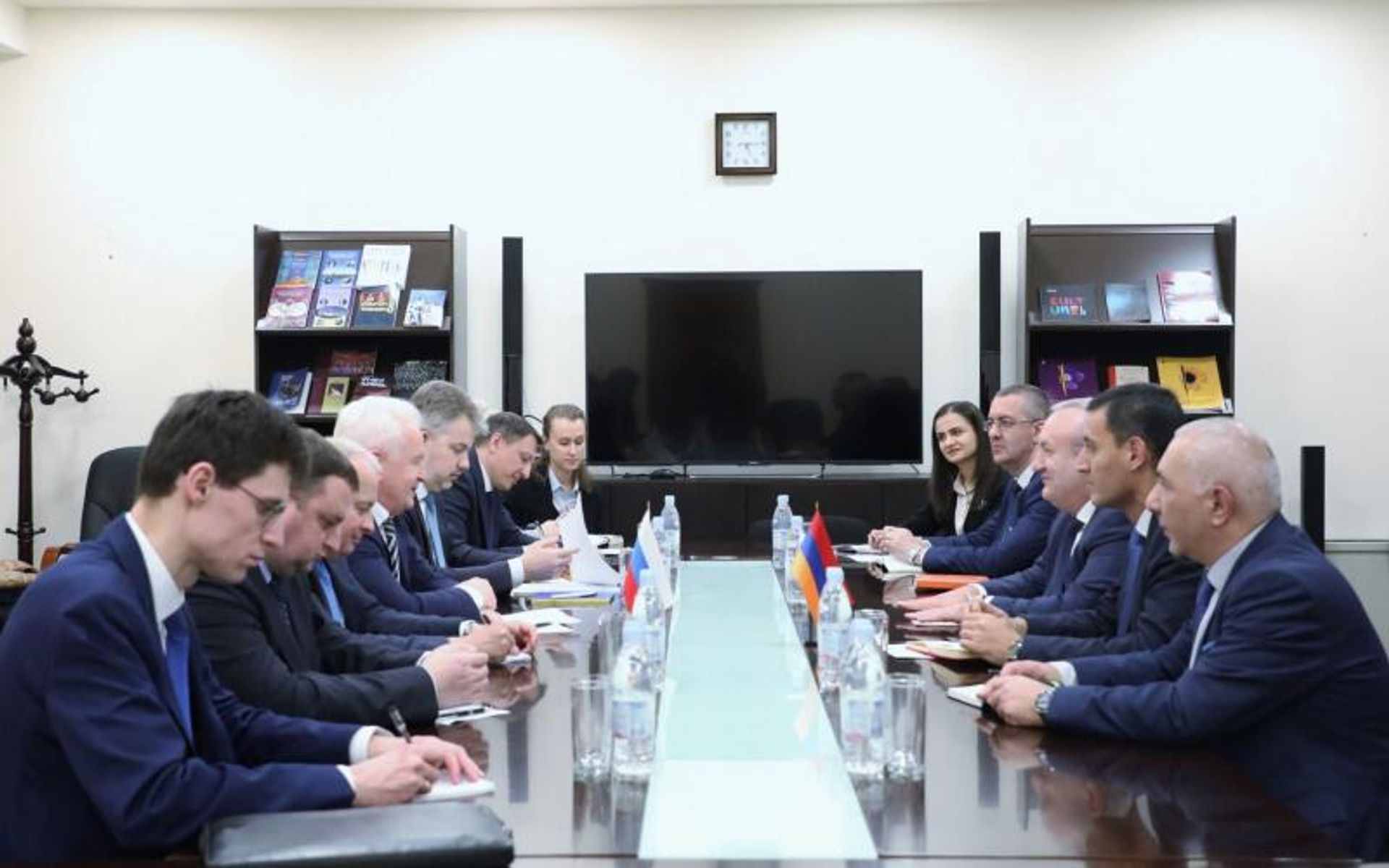 Министр ОНКС РА Ваграм Думанян принял делегацию, возглавляемую начальником Управления Президента РФ по межрегиональным и культурным связям с зарубежными странами Игорем Масловым (2 декабря 2022). Еревaн - Sputnik Արմենիա, 1920, 02.12.2022