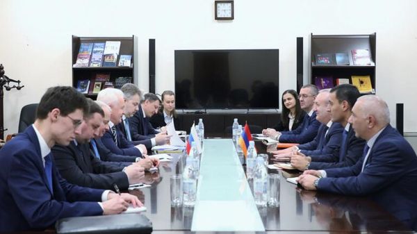 Министр ОНКС РА Ваграм Думанян принял делегацию, возглавляемую начальником Управления Президента РФ по межрегиональным и культурным связям с зарубежными странами Игорем Масловым (2 декабря 2022). Еревaн - Sputnik Армения