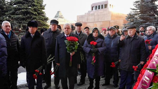 Торжественная церемония возложения цветов и венков к месту захоронения Дважды Героя СССР, маршала Ованнеса Баграмяна (2 декабря2022). Москвa - Sputnik Армения