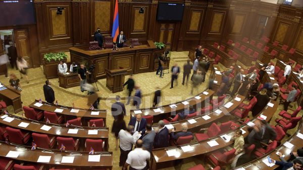 Ընդդիմության հրավիրած ԱԺ արտահերթ նիստով իշխանությունը լուծեց իր խնդիրները. քաղաքագետ Հրանտ Միքայելյան - Sputnik Արմենիա