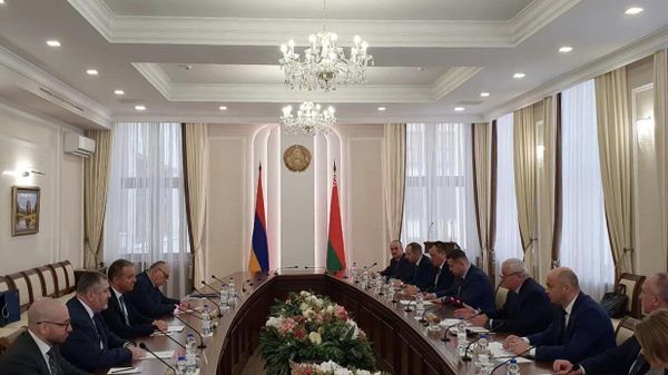 Министр экономики Ваан Керобян встретился с вице-премьером Беларуси Петром Пархомчиком (2 декабря 2022). Минск - Sputnik Армения
