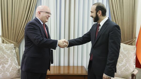 Министр иностранных дел Арарат Мирзоян принял сопредседателя Минской группы ОБСЕ от США, старшего советника по кавказским переговорам Филиппа Рикера (3 декабря 2022). Еревaн - Sputnik Армения
