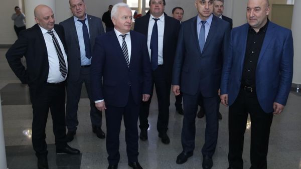 Իգոր Մասլովն ու Վահրամ Կարապետյանը շրջել են Քաջարանում և մի քանի հաստատություն այցելել - Sputnik Արմենիա