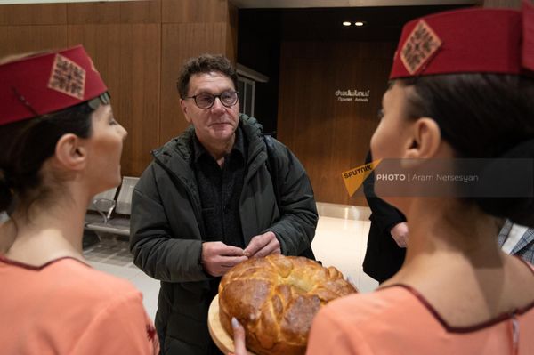 Режиссера Сергея Маковецкого встречают в аэропорту Звартноц (4 декабря 2022). Еревaн - Sputnik Армения