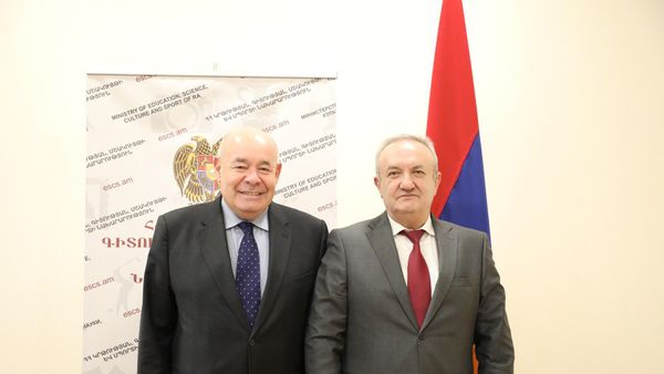 Министр ОНКС Ваграм Думанян принял специального представителя Президента РФ по международному культурному сотрудничеству Михаила Швыдкоя (6 декабря 2022). Еревaн - Sputnik Армения