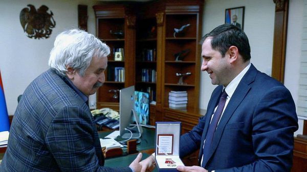 Министр обороны Сурен Папикян принял внука маршала Баграмяна Ивана, посетившего Армению в рамках мероприятий 125-летия Ованеса Баграмяна и наградил ведомственной медалью (6 декабря 2022). Еревaн - Sputnik Армения