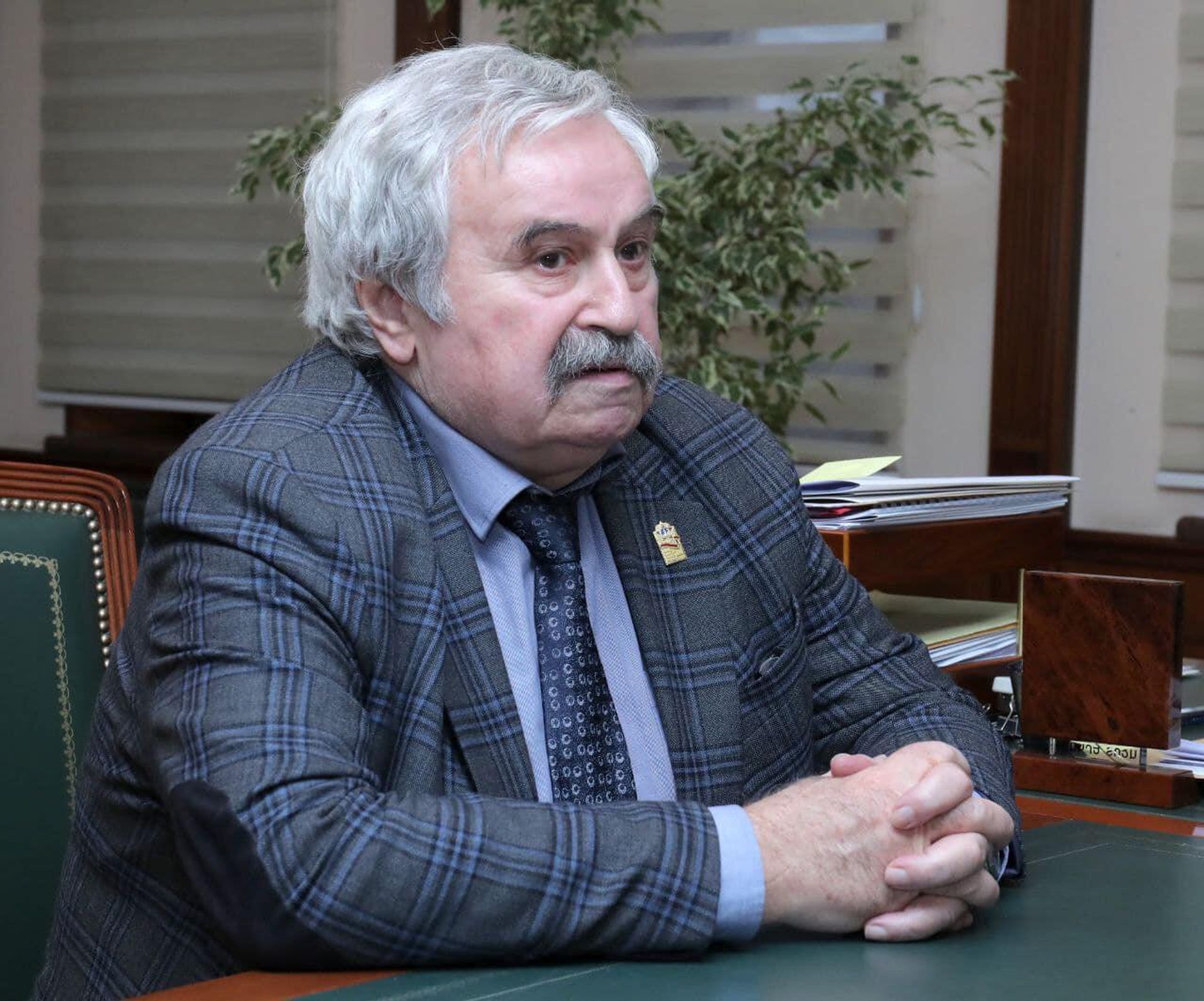 Министр обороны Сурен Папикян принял внука маршала Баграмяна Ивана, посетившего Армению в рамках мероприятий 125-летия Ованеса Баграмяна и наградил ведомственной медалью (6 декабря 2022). Еревaн - Sputnik Արմենիա, 1920, 06.12.2022