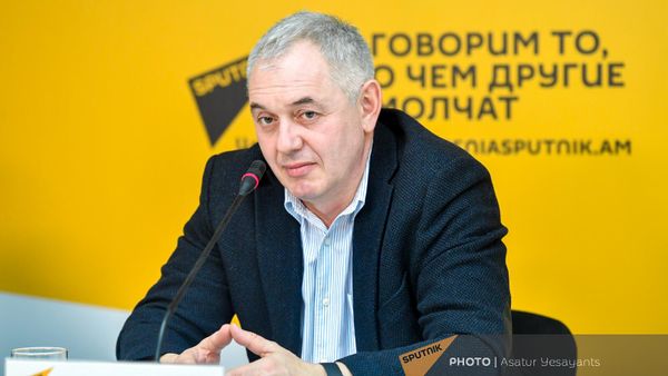 Российский политтехнолог, руководитель центра Аналитик Андрей Мозолин на пресс-конференции (7 декабря 2022). Еревaн - Sputnik Արմենիա