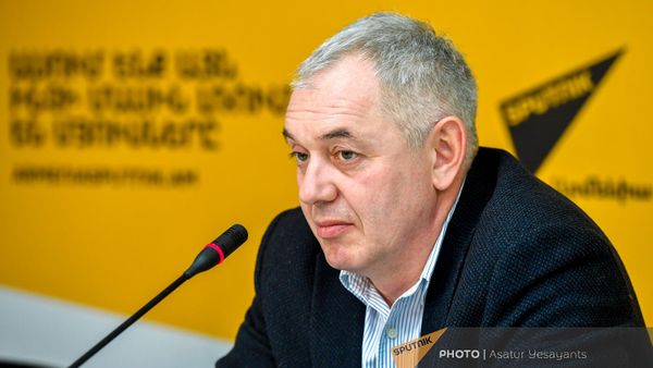 Российский политтехнолог, руководитель центра Аналитик Андрей Мозолин на пресс-конференции (7 декабря 2022). Еревaн - Sputnik Армения