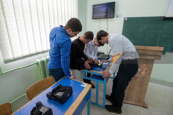 Армянские школьники вместе с учительницей создали приложение для защиты от землетрясения Армянские школьники вместе с учительницей создали приложение для защиты от землетрясения - Sputnik Армения