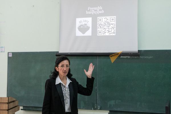 Армянские школьники вместе с учительницей создали приложение для защиты от землетрясения Армянские школьники вместе с учительницей создали приложение для защиты от землетрясения - Sputnik Армения