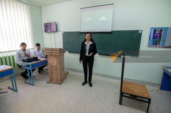 Армянские школьники вместе с учительницей создали приложение для защиты от землетрясения Армянские школьники вместе с учительницей создали приложение для защиты от землетрясения - Sputnik Армения