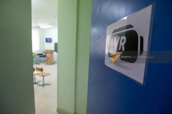 Армянские школьники вместе с учительницей создали приложение для защиты от землетрясения Армянские школьники вместе с учительницей создали приложение для защиты от землетрясения - Sputnik Армения