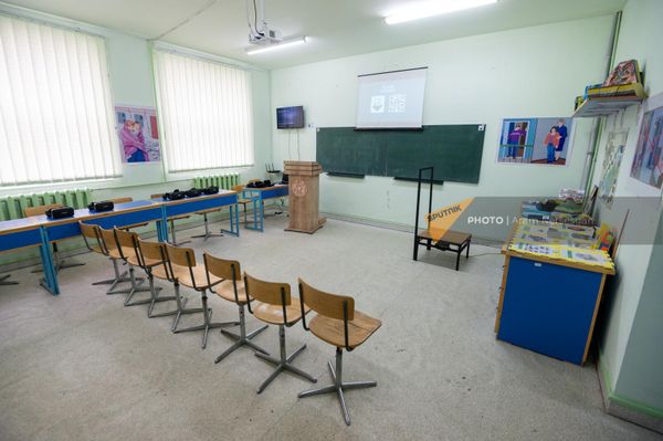 Армянские школьники вместе с учительницей создали приложение для защиты от землетрясения Армянские школьники вместе с учительницей создали приложение для защиты от землетрясения - Sputnik Армения