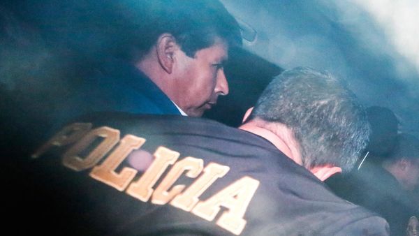 Полиция сопровождает свергнутого президента Перу Педро Кастильо в полицейский участок (7 декабря 2022). Лимa - Sputnik Армения