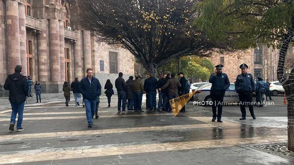 Акция протеста обманутых застройщиком дольщиков новостройки перед Домом правительства (8 декабря 2022). Еревaн - Sputnik Армения