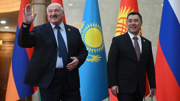 Президент Белоруссии Александр Лукашенко и премьер-министр Киргизии, председатель Евразийского межправительственного совета Акылбек Жапаров перед началом заседания ВЕЭС на саммите стран - участниц ЕАЭС (9 декабря 2022). Бишкек - Sputnik Армения
