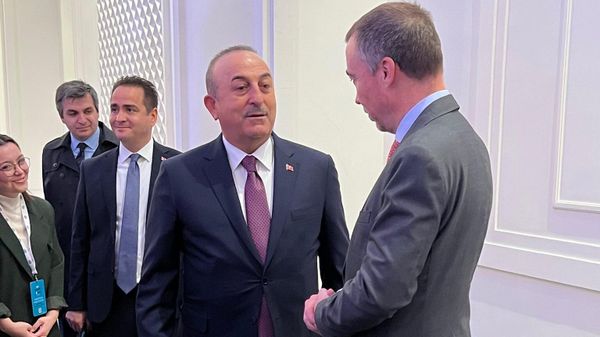 Специальный представитель ЕС по Южному Кавказу и кризису в Грузии Тойво Клаар и министр иностранных дел Турции Мевлют Чавушоглу на саммите TRT World Forum - Sputnik Армения