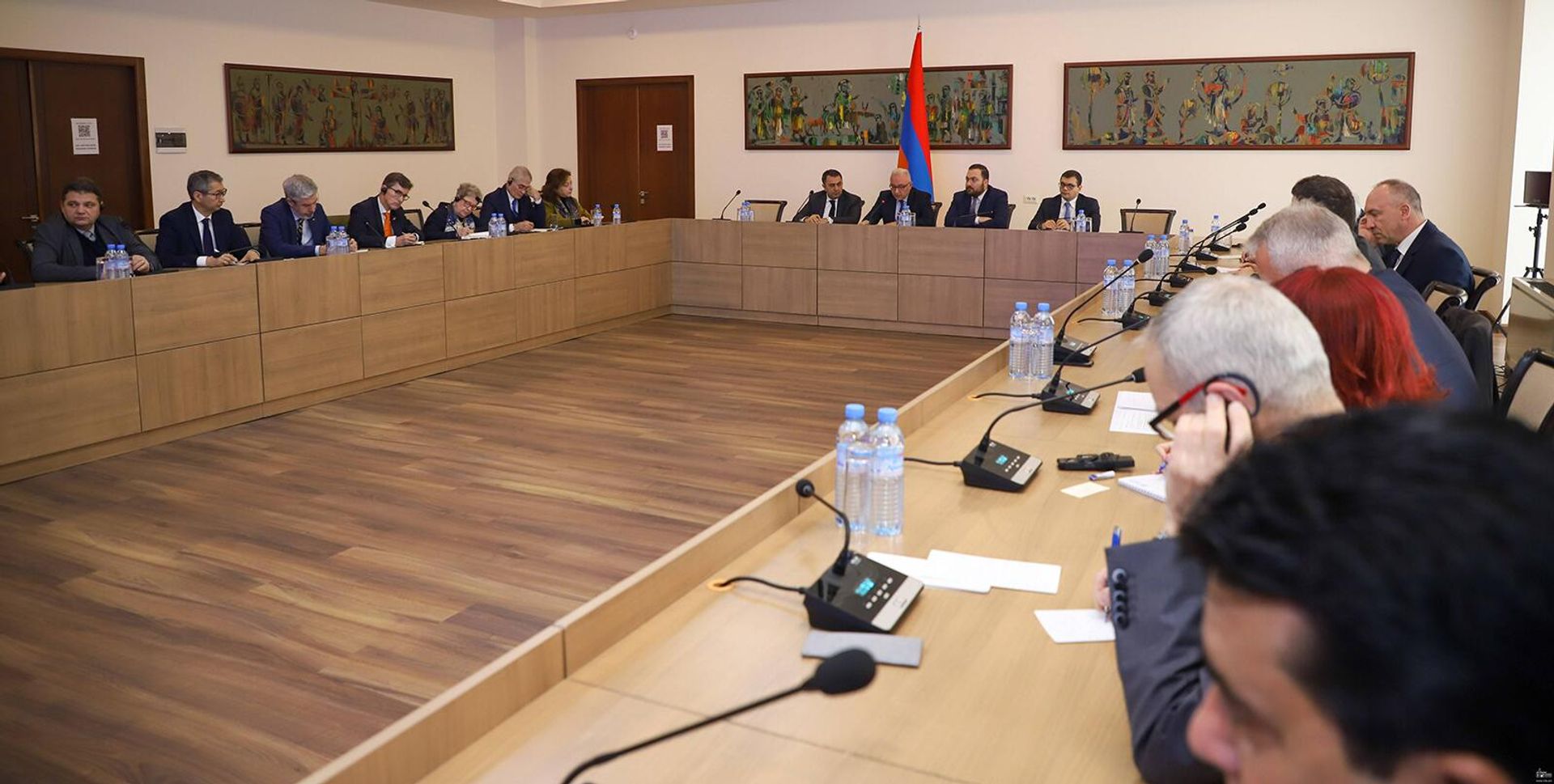 И.о министра иностранных дел Мнацакан Сафарян и замминистра Ваге Геворгян встретились с руководителями аккредитованных в Армении диппредставительств и представителями международных структур (14 декабря 2022). Еревaн - Sputnik Արմենիա, 1920, 14.12.2022