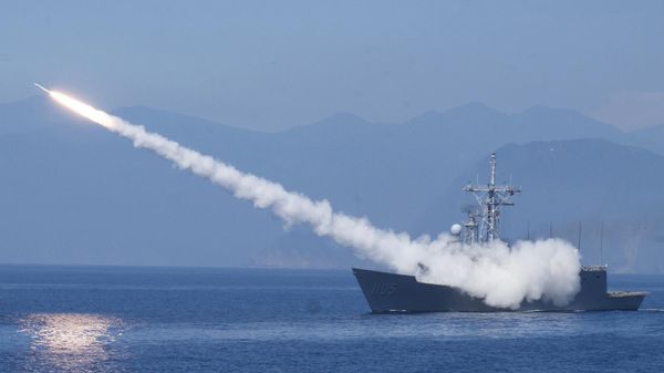 Фрегат класса Cheng Kung запускает зенитную ракету в рамках демонстрации - Sputnik Армения