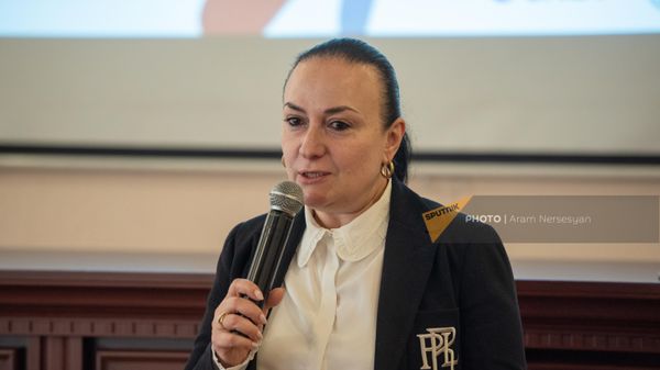 Ректор Армянского государственного педагогического университета Србуи Геворкян на встрече участников международной Школы молодого лидера, в которой приняли  участие 40 победителей конкурса Русский язык: моя формула успеха из Армении, Беларуси, Кыргызстана и Таджикистана (15 декабря 2022). Еревaн - Sputnik Армения