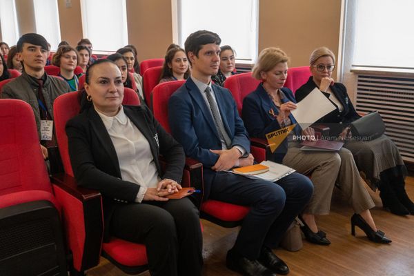 Երիտասարդ առաջնորդների դպրոցի մասնակիցների հանդիպման ժամանակ - Sputnik Արմենիա