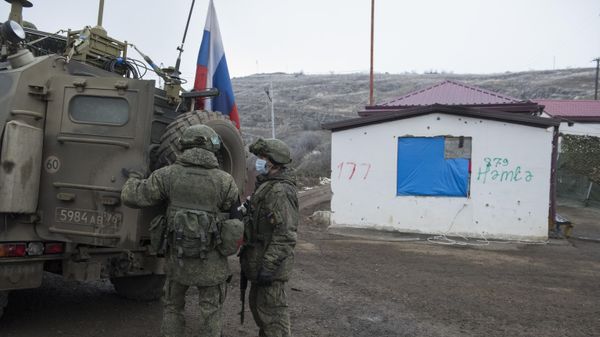 Блокпост российских миротворцев на дороге из Степанакерта в Лачин и далее в Горис (Армения). - Sputnik Армения