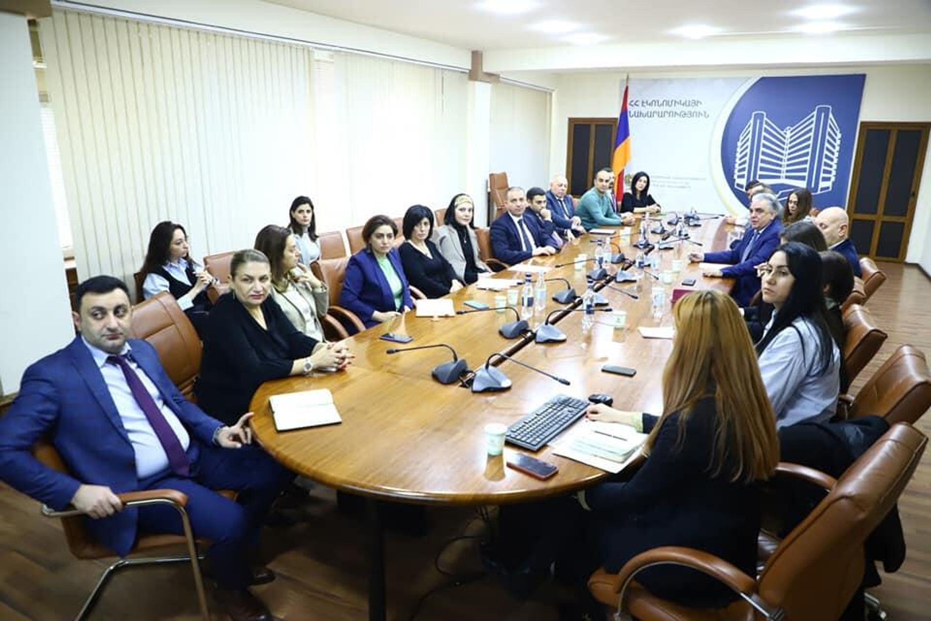 Министр Ваан Керобян принял членов Армянского национального комитета Международной торговой палаты во главе с генеральным секретарем комитета Раффи Семерджяном (17 декабря 2022). Ереван - Sputnik Արմենիա, 1920, 17.12.2022
