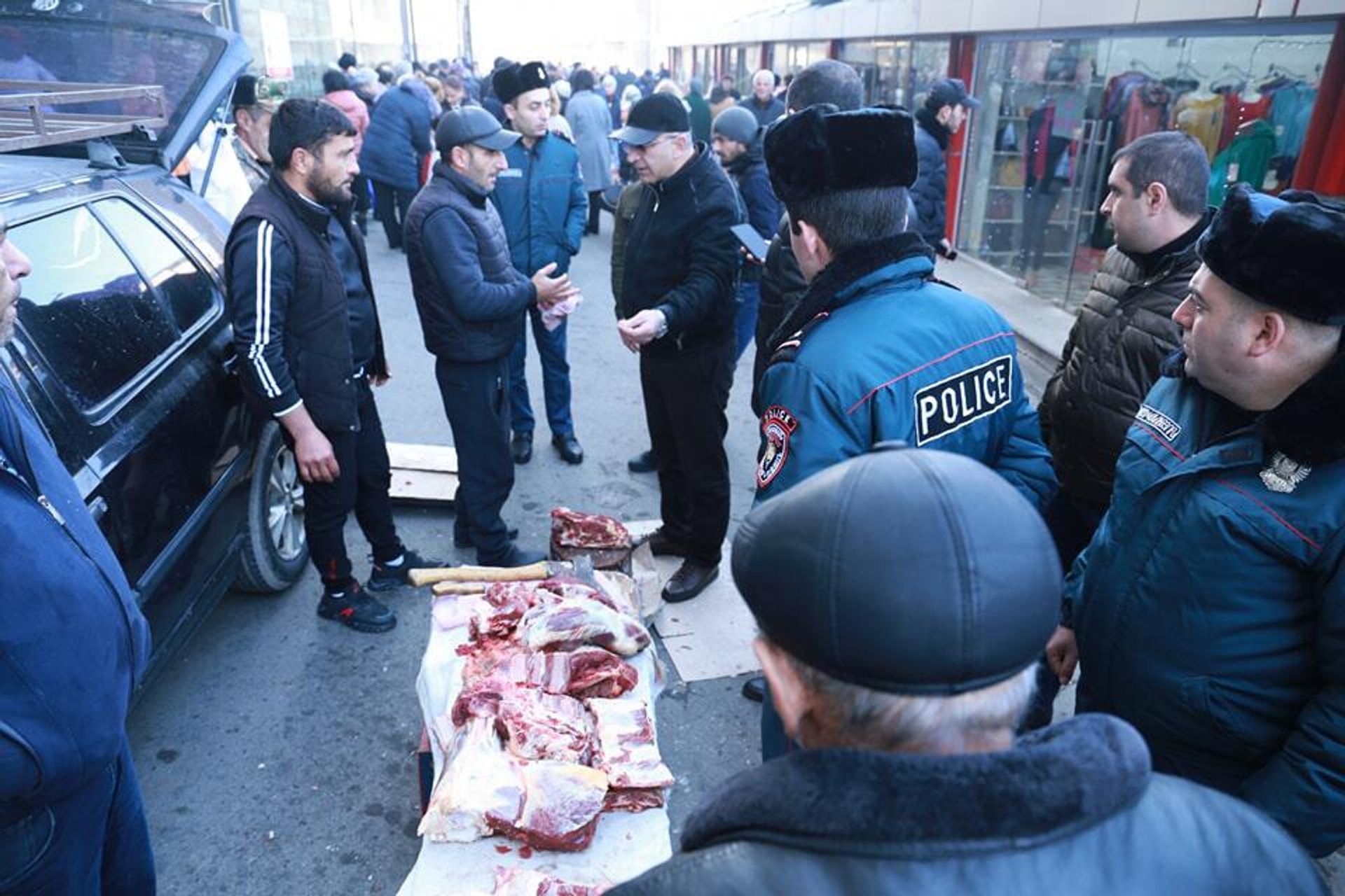 Сотрудники администрации района Нор Норк и полиции проверили территорию рынка 9-го массива Нор Норка (17 декабря 2022). Еревaн - Sputnik Армения, 1920, 18.12.2022