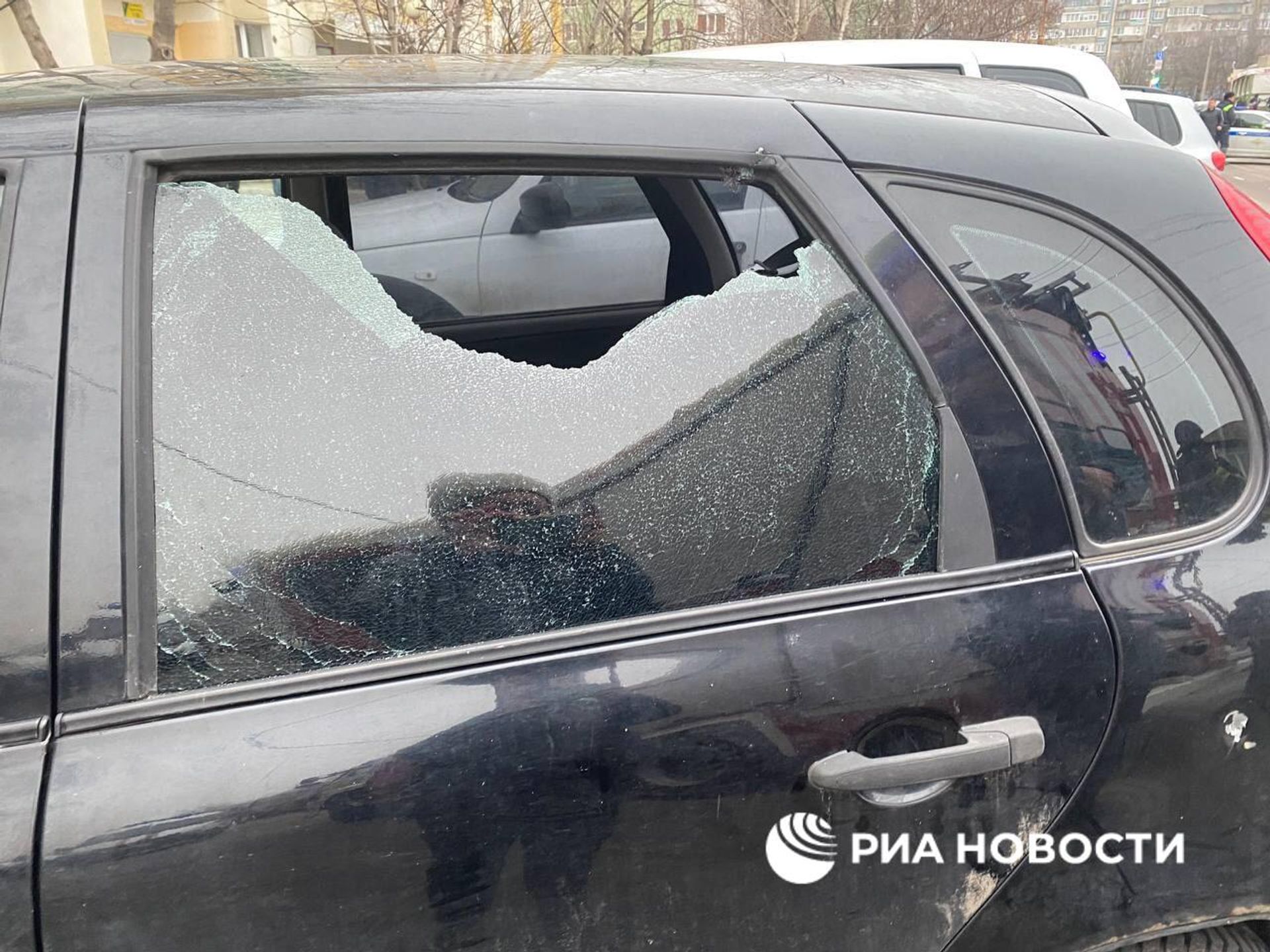 Поврежденные автомобили после срабатывания ПВО в Белгороде - Sputnik Արմենիա, 1920, 18.12.2022