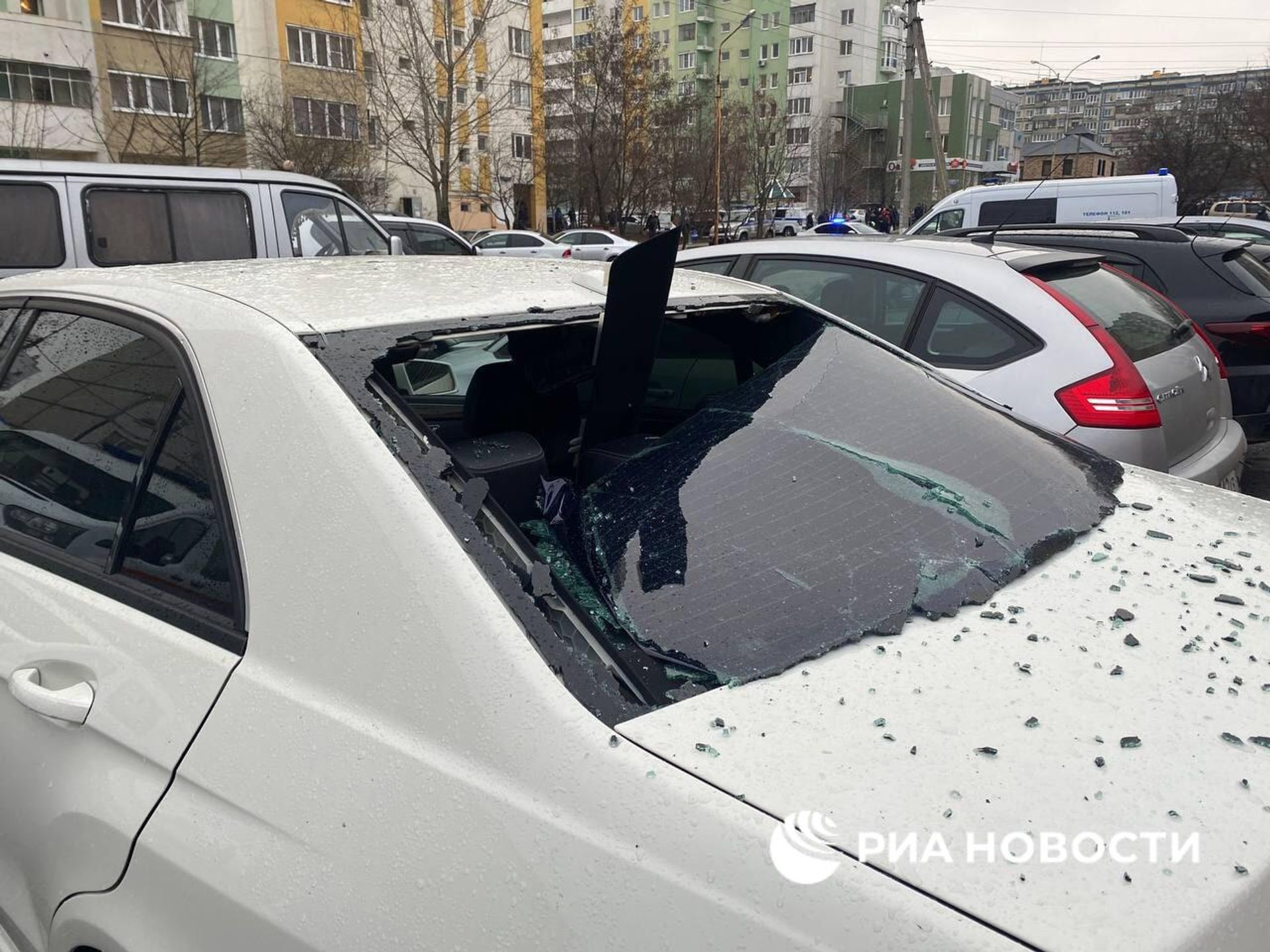Поврежденные автомобили после срабатывания ПВО в Белгороде - Sputnik Արմենիա, 1920, 18.12.2022