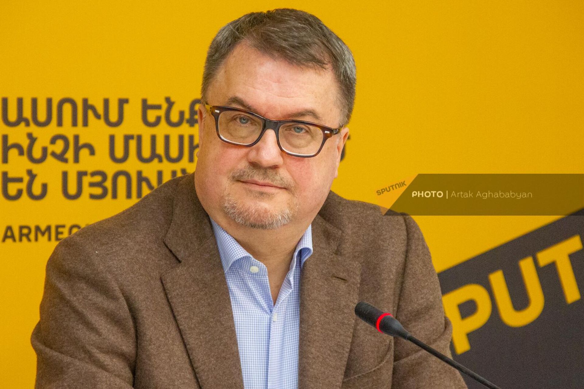 Руководитель представительства Россотрудничества в Армении Вадим Фефилов на пресс-конференции, посвященной старту II международного научного конкурса по арменоведению (19 декабря 2022). Еревaн - Sputnik Արմենիա, 1920, 19.12.2022