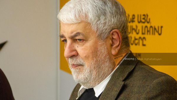Директор ИВ РАУ Гарник Асатрян на пресс-конференции, посвященной старту II международного научного конкурса по арменоведению (19 декабря 2022). Еревaн - Sputnik Армения
