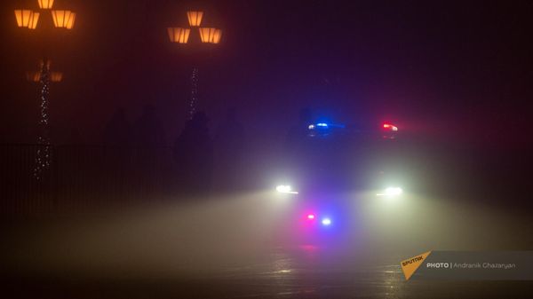 Автомобиль патрульной службы на площади Республики в Ереване - Sputnik Армения