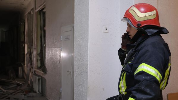 Сотрудник спасательной службы МЧС ДНР работает в одном из корпусов Донецкого клинического территориального медицинского объединения (ДоКТМО) больницы им. Калинина, частично разрушенного в результате обстрела ВСУ Калининского района (20 декабря 2022). Донецк - Sputnik Армения