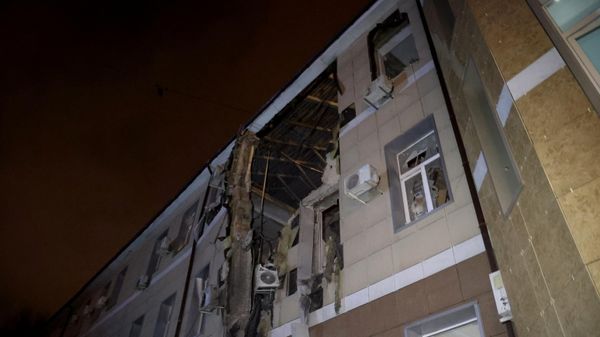 Один из корпусов Донецкого клинического территориального медицинского объединения (ДоКТМО) больницы им. Калинина, частично разрушенный в результате обстрела ВСУ Калининского района (20 декабря 2022). Донецк - Sputnik Армения