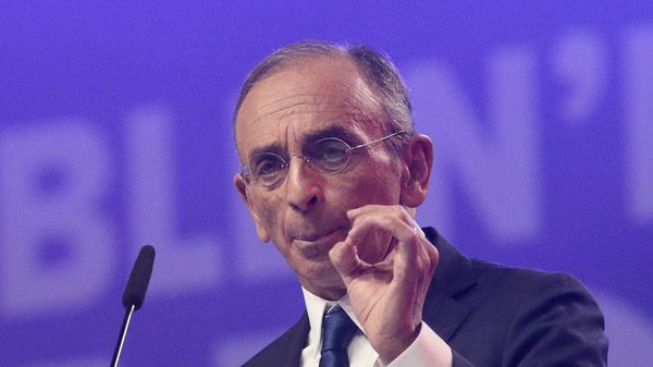 Ультра-правый кандидат в президенты Франции Эрик Земмур выступает с речью на предвыборном митинге (5 февраля 2022). Лилль - Sputnik Армения