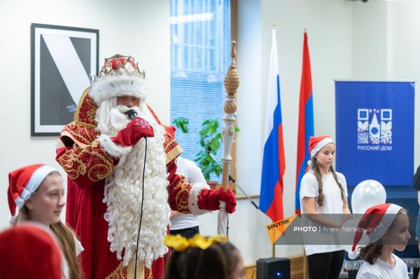 Дед Мороз в Русском Доме (20 декабря 2022). Еревaн Дед Мороз в Русском Доме (20 декабря 2022). Еревaн - Sputnik Армения