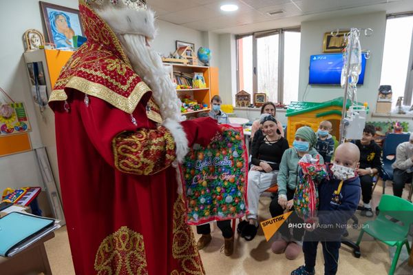 Дед Мороз в Гематологическом центре им. Йоляна (20 декабря 2022). Еревaн Дед Мороз в Гематологическом центре им. Йоляна (20 декабря 2022). Еревaн - Sputnik Армения