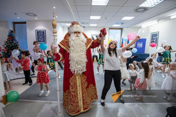 Дед Мороз в Гематологическом центре им. Йоляна (20 декабря 2022). Еревaн Дед Мороз в Гематологическом центре им. Йоляна (20 декабря 2022). Еревaн - Sputnik Армения